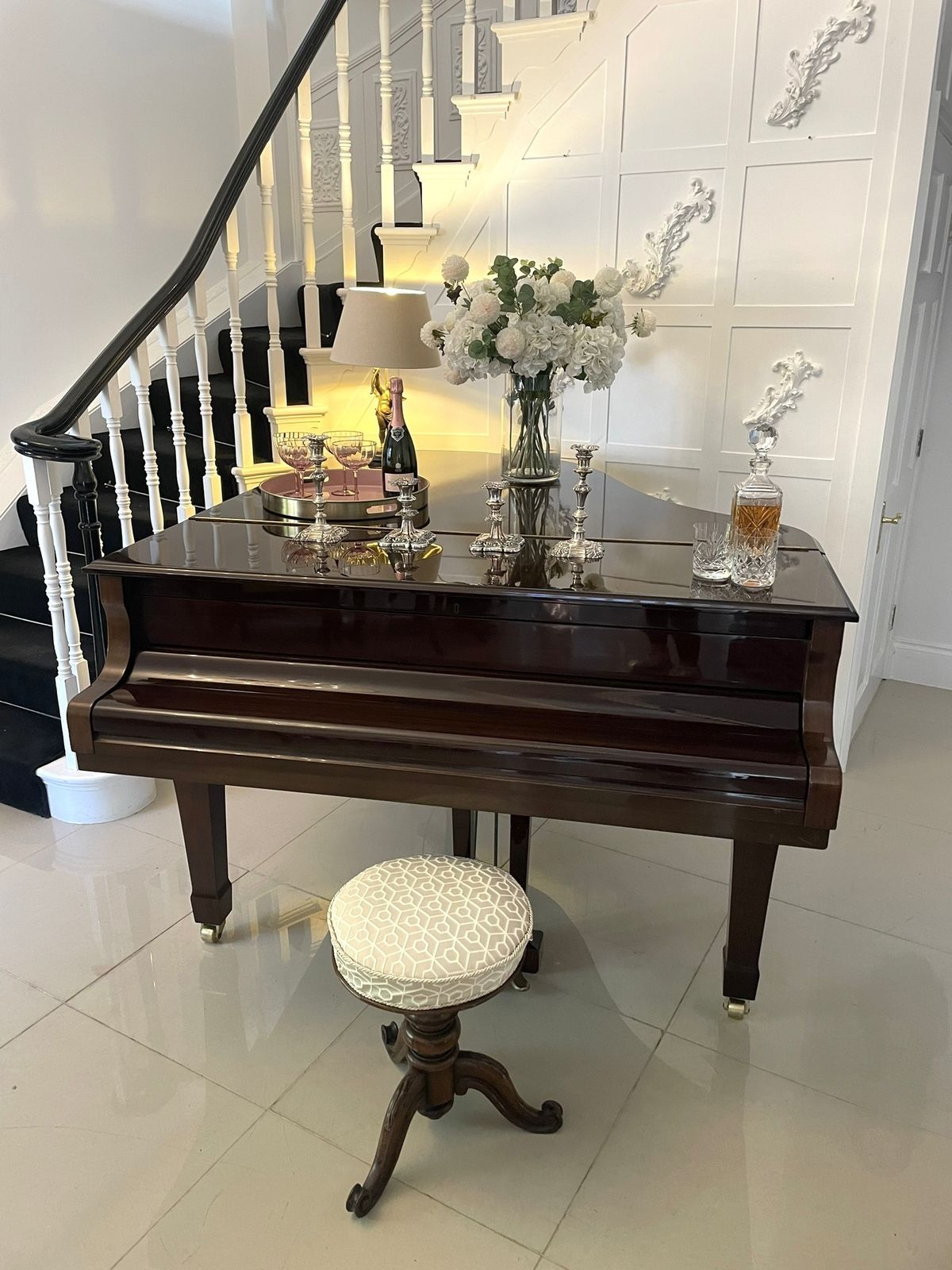 photo vinterior Yamaha Baby Grand Quality Mahogany Piano Model C2