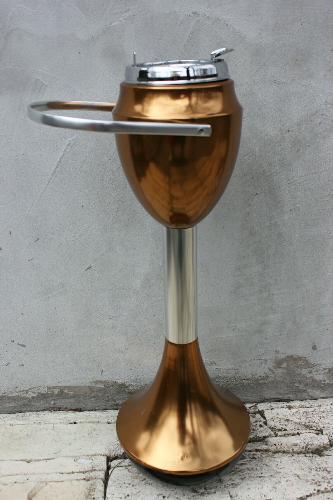 Chrome Floor Stand Ashtray Mid Century Outdoor Massive Metal Cigar Ashtray Smoking Room Portable Ashtray photo vinterior