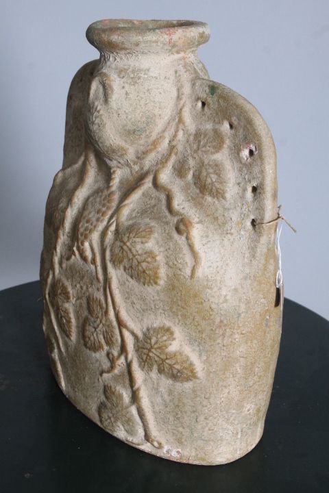 Ancient Large Terracotta Pilgrim's Flask From The 17th Century Decorated With A Vine In Relief, Perfect State Of Conservation. Tuscan Emilian Area. photo vinterior