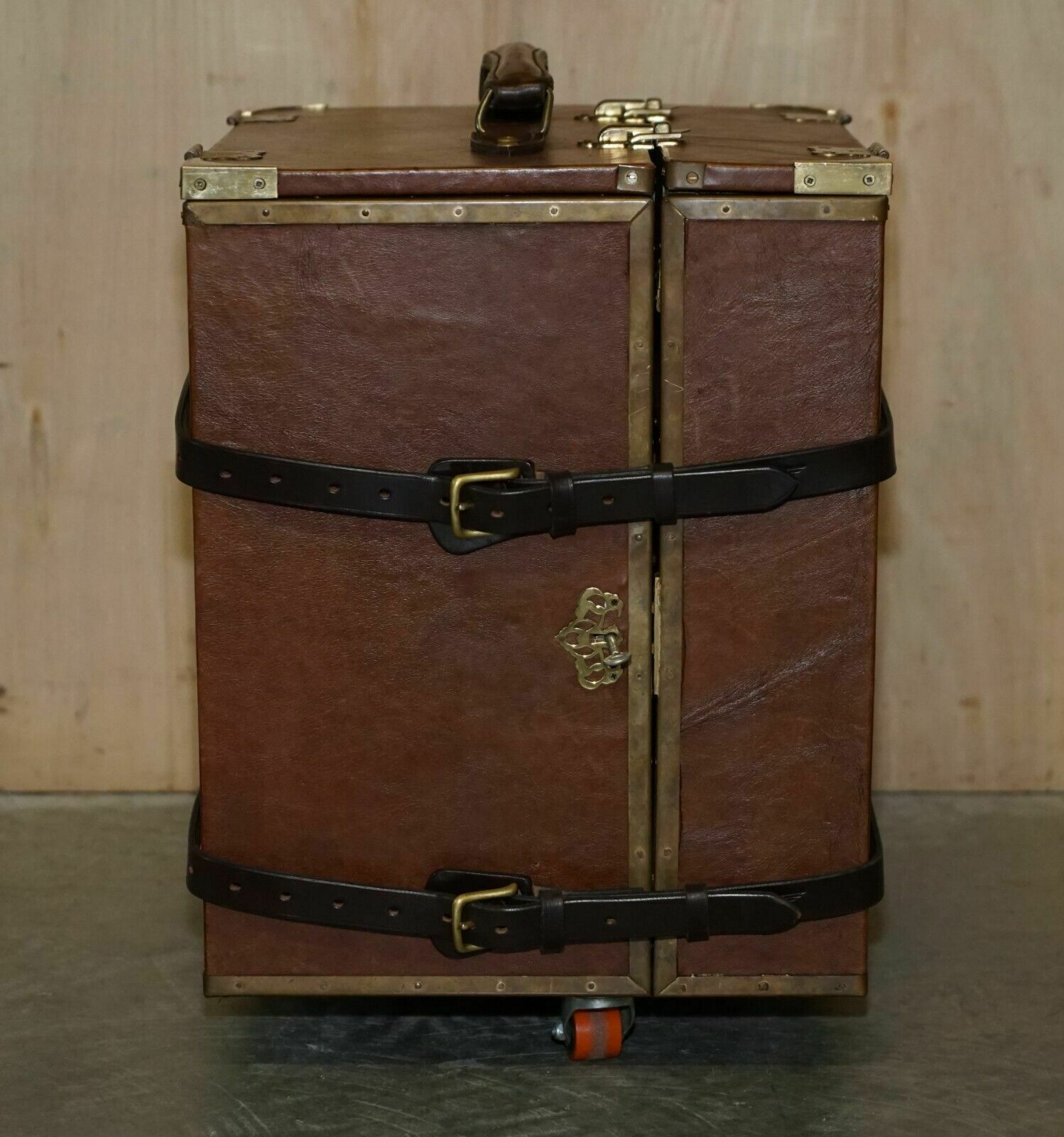 Stunning Holden Vintage & Classic Leather Car Trunk Drinks Picnic Decanter Set photo for sale