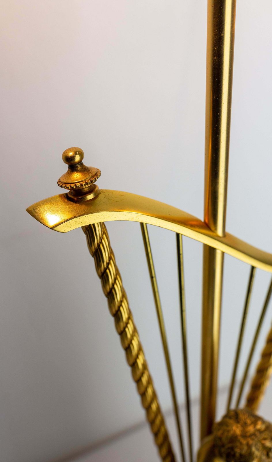 photo vinterior French Brass Table Lamp With Putti Reading In Front Of A Harp, Mid Century
