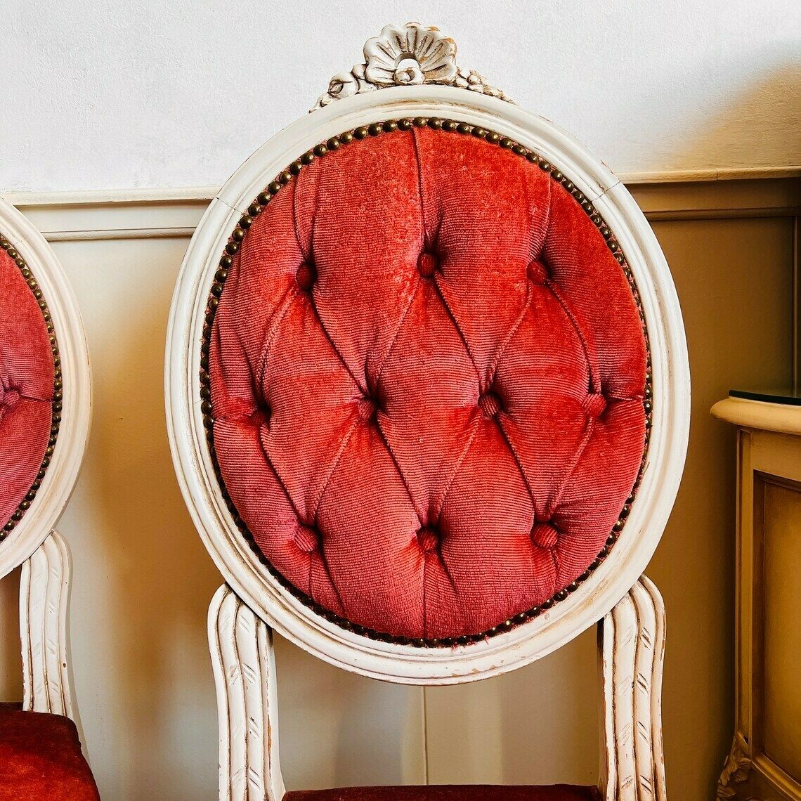 Paar Houten Stoelen, Queen Anne Stijl, Vintage Shabby Chic Wit Met Roze Fluwelen Poefstoelen photo vinterior