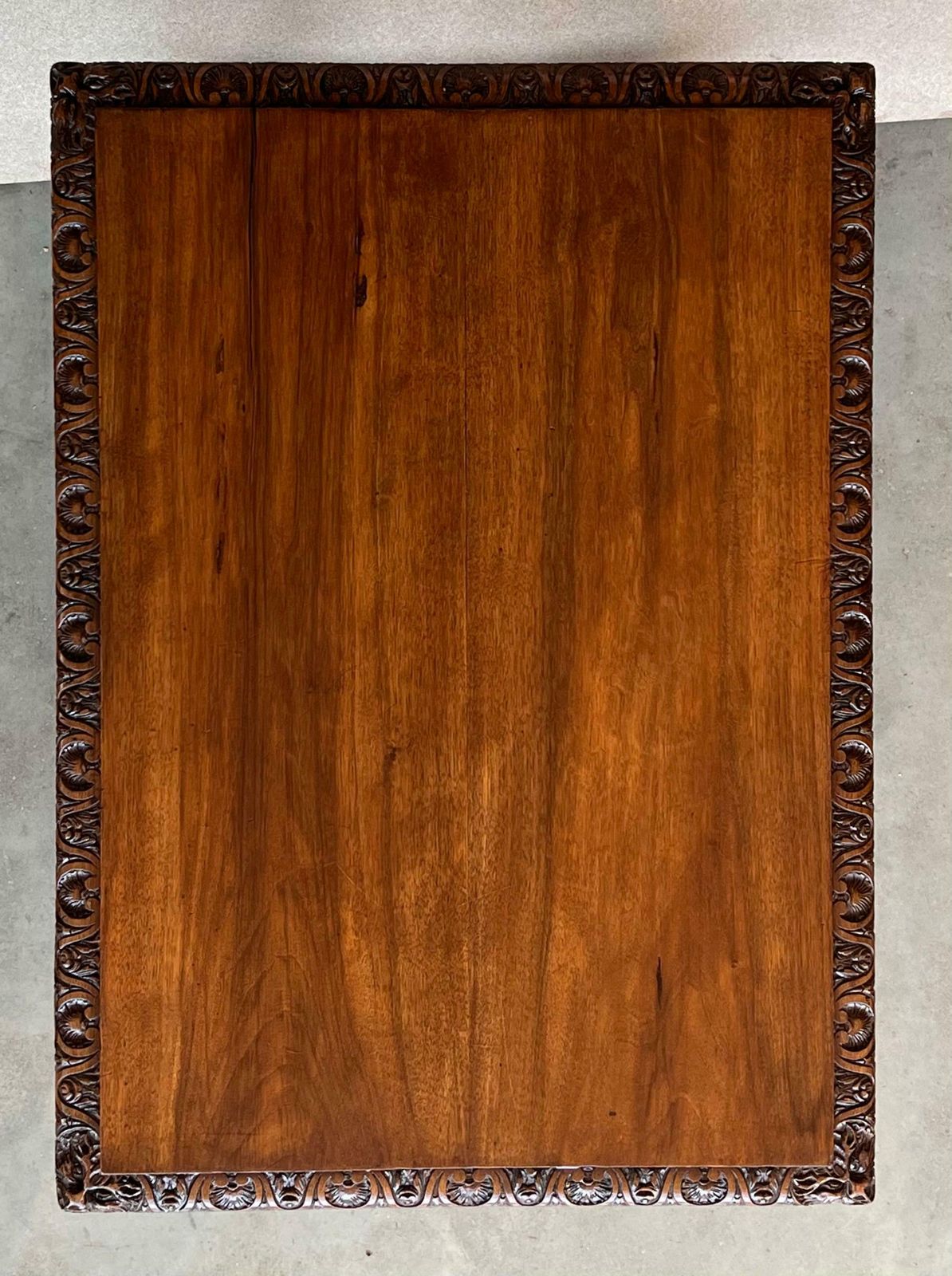 Table d'appoint en noyer, pieds en lyre sculptés, Espagne, XIXe siècle