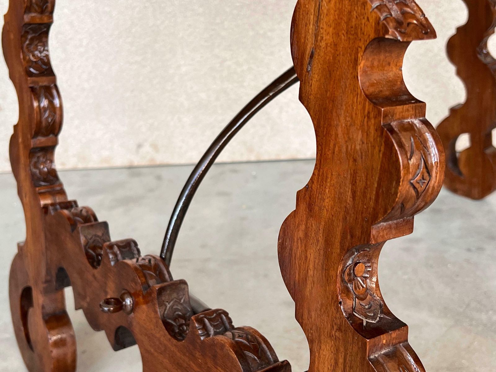 photo vintage Table d'appoint en noyer, pieds en lyre sculptés, Espagne, XIXe siècle
