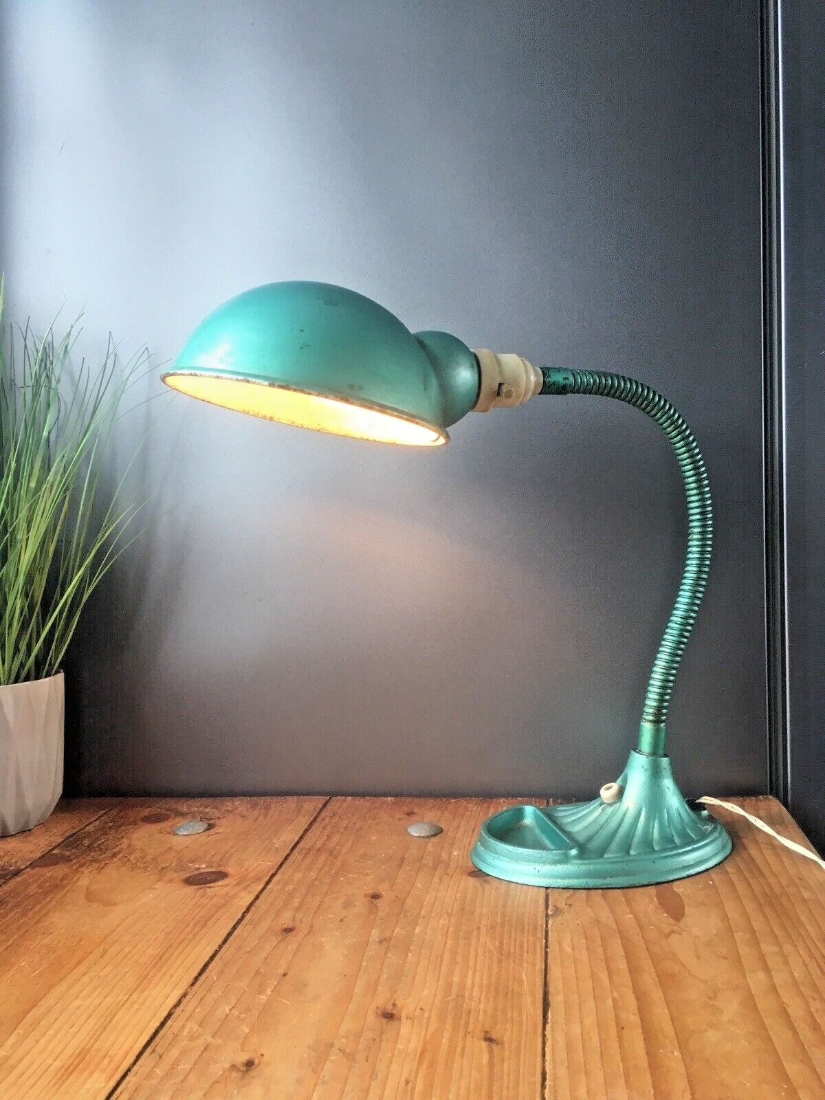 photo vinterior Antique Art Deco 30s Teal Green Supreme Industrial Gooseneck Scalloped Desk Lamp”