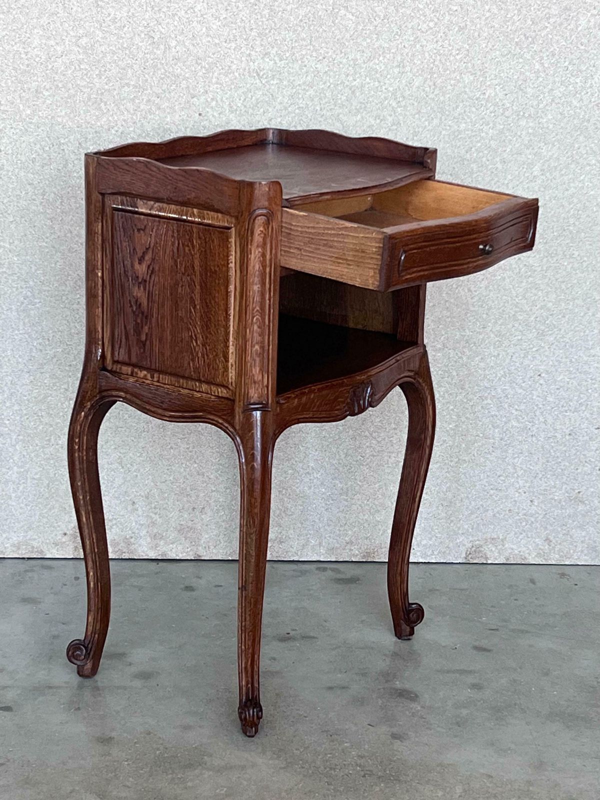 Paire de tables de chevet en noyer avec tiroir et étagère ouverte, XXe siècle photo buy