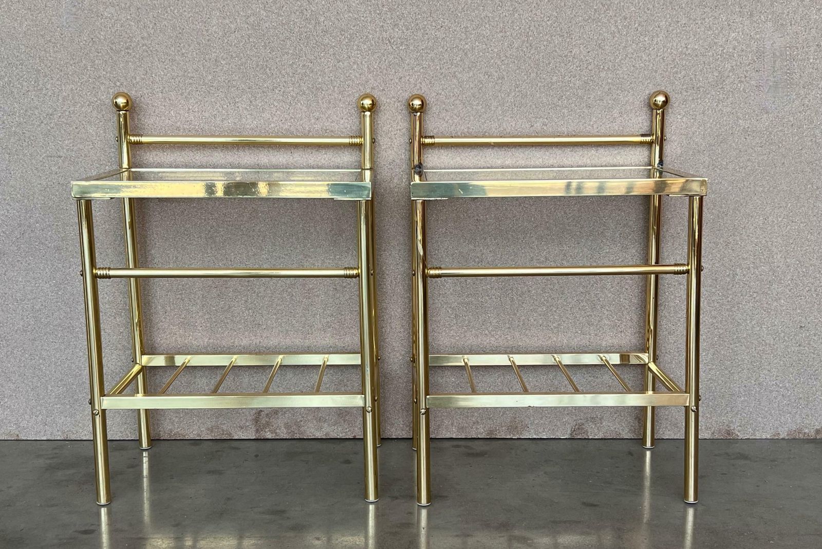 Paire de tables de chevet italiennes mid-century en bronze et verre avec crête photo furniture
