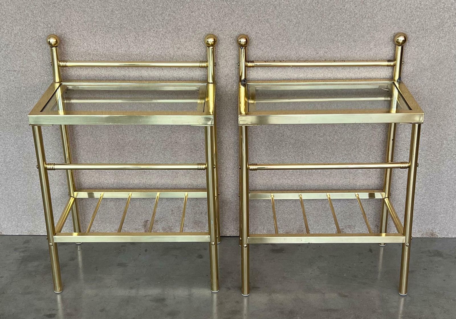 Paire de tables de chevet italiennes mid-century en bronze et verre avec crête photo for sale