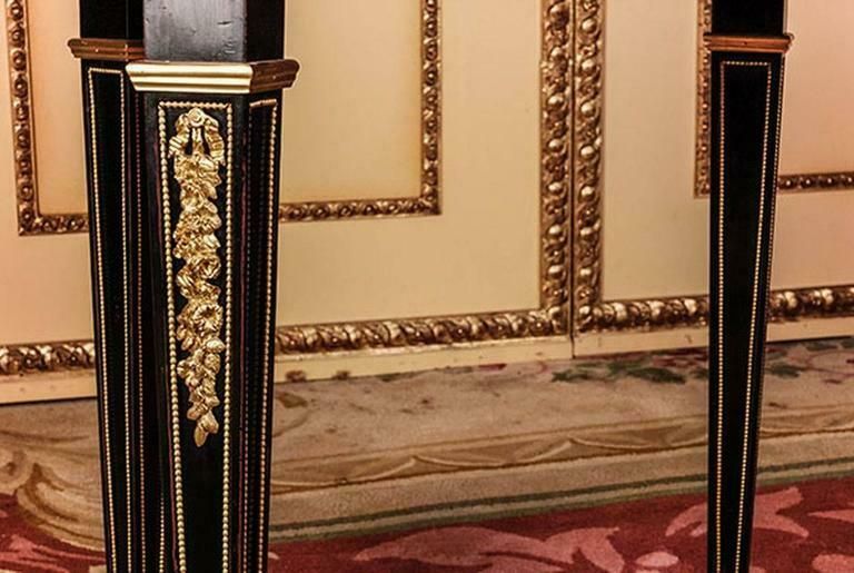 photo furniture 20th Century Louis XVI Classicist Style French Salon Vitrine