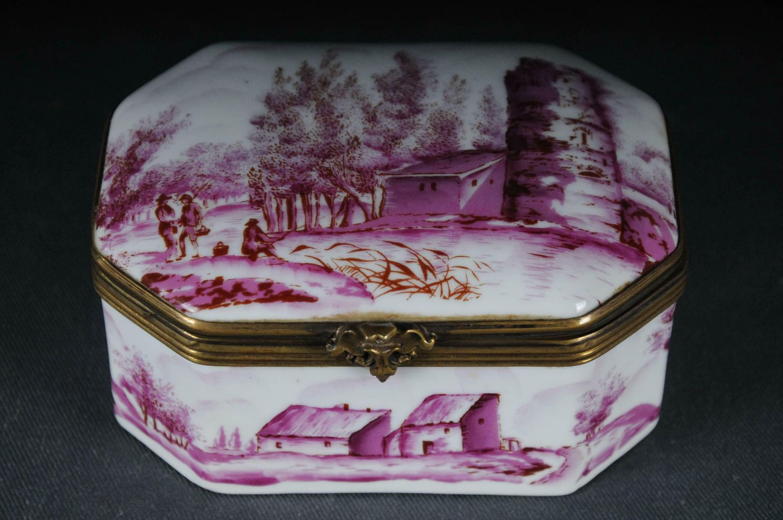 photo furniture 19th Century Sèvres Covereldose Tabatiere 19th Century Watteau Painting