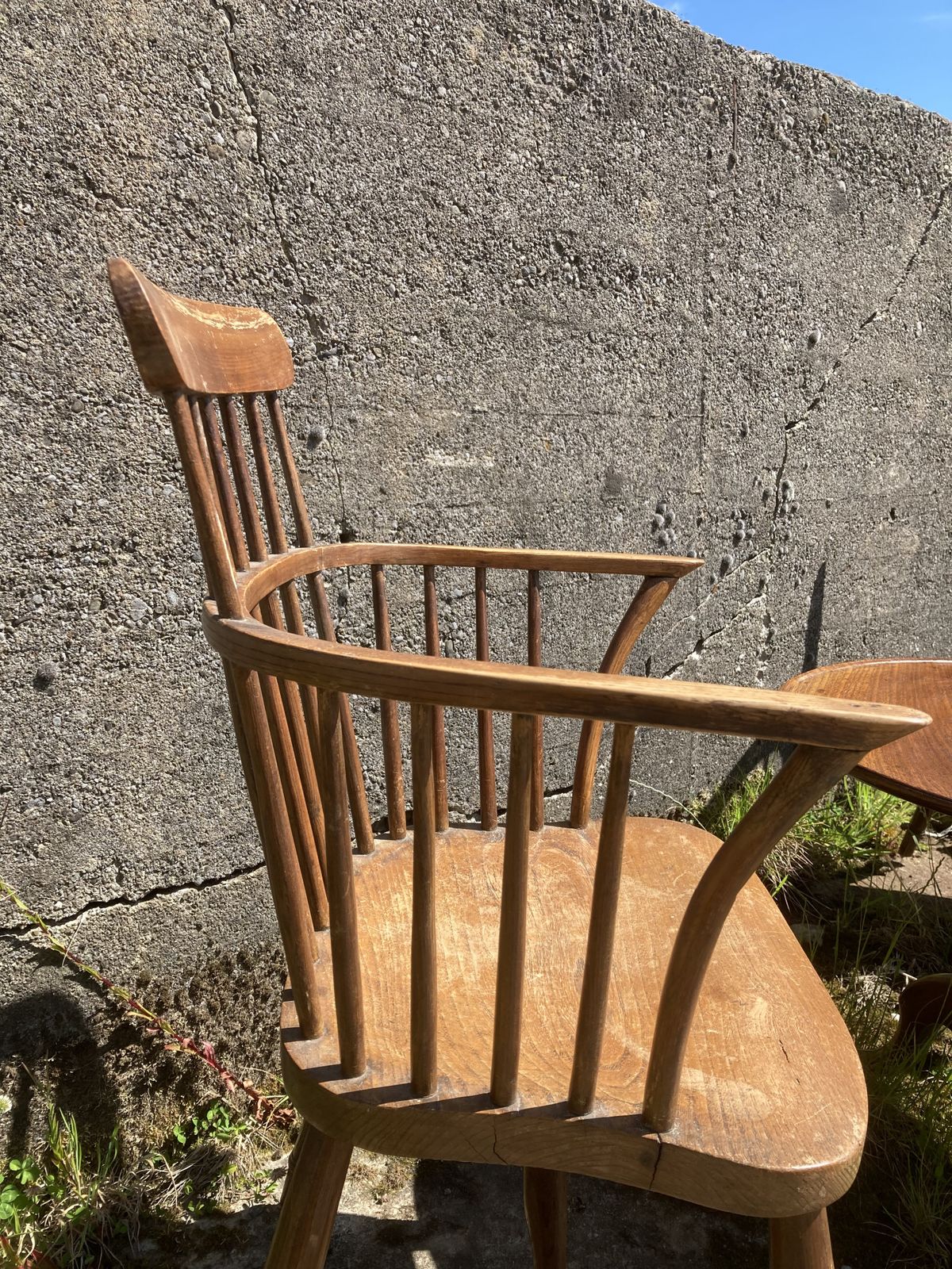photo furniture 1840s Pair Of Windsor Comb Back Arm Chairs
