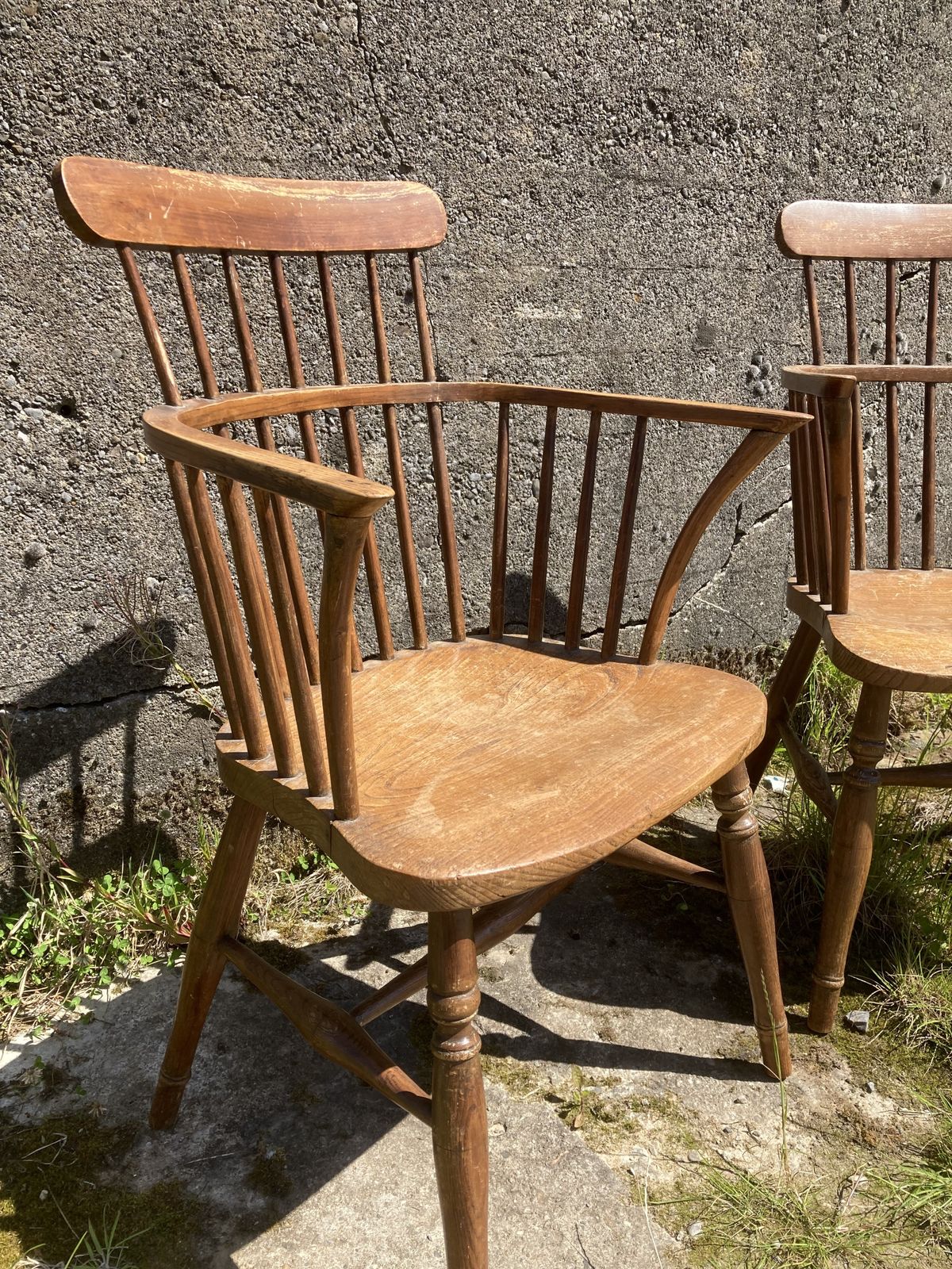 photo vinterior 1840s Pair Of Windsor Comb Back Arm Chairs