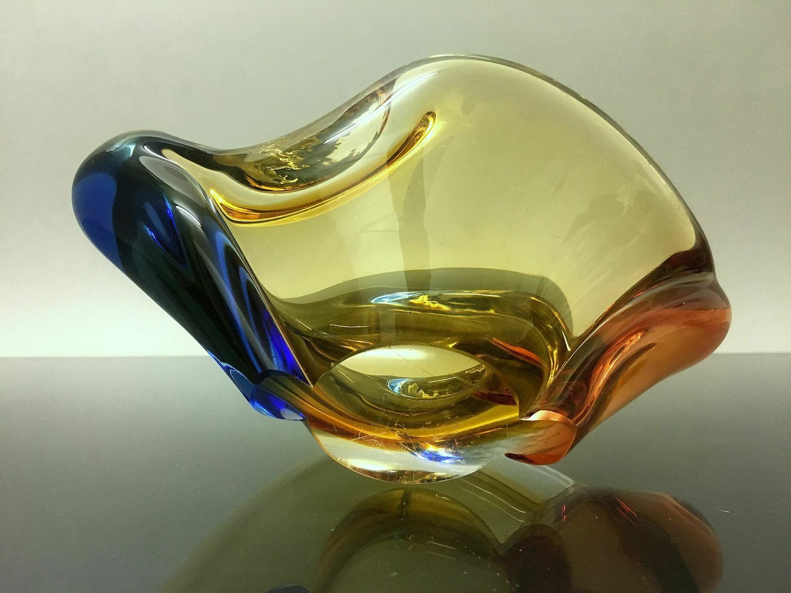 Ashtray "Romana" Metallurgical Glass / Hana Machovská photo vinterior