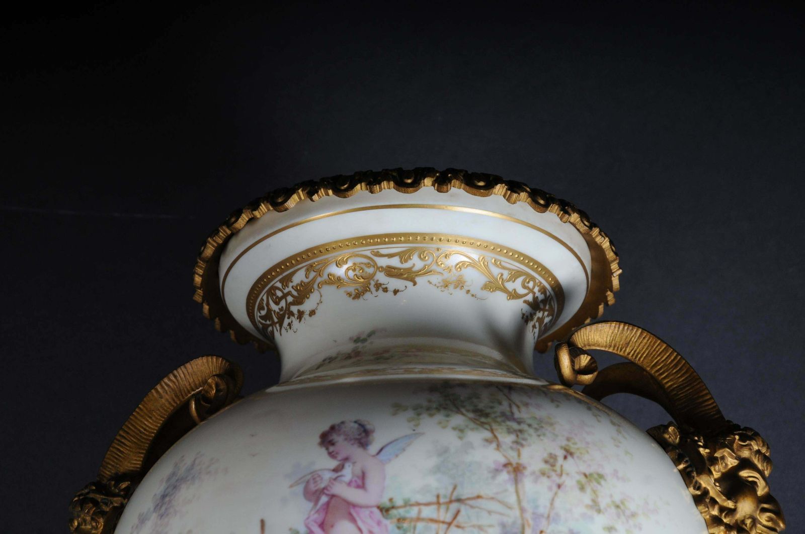photo vintage 19th Century Monumental Sèvres Pomp Vase With Bronze Mounting