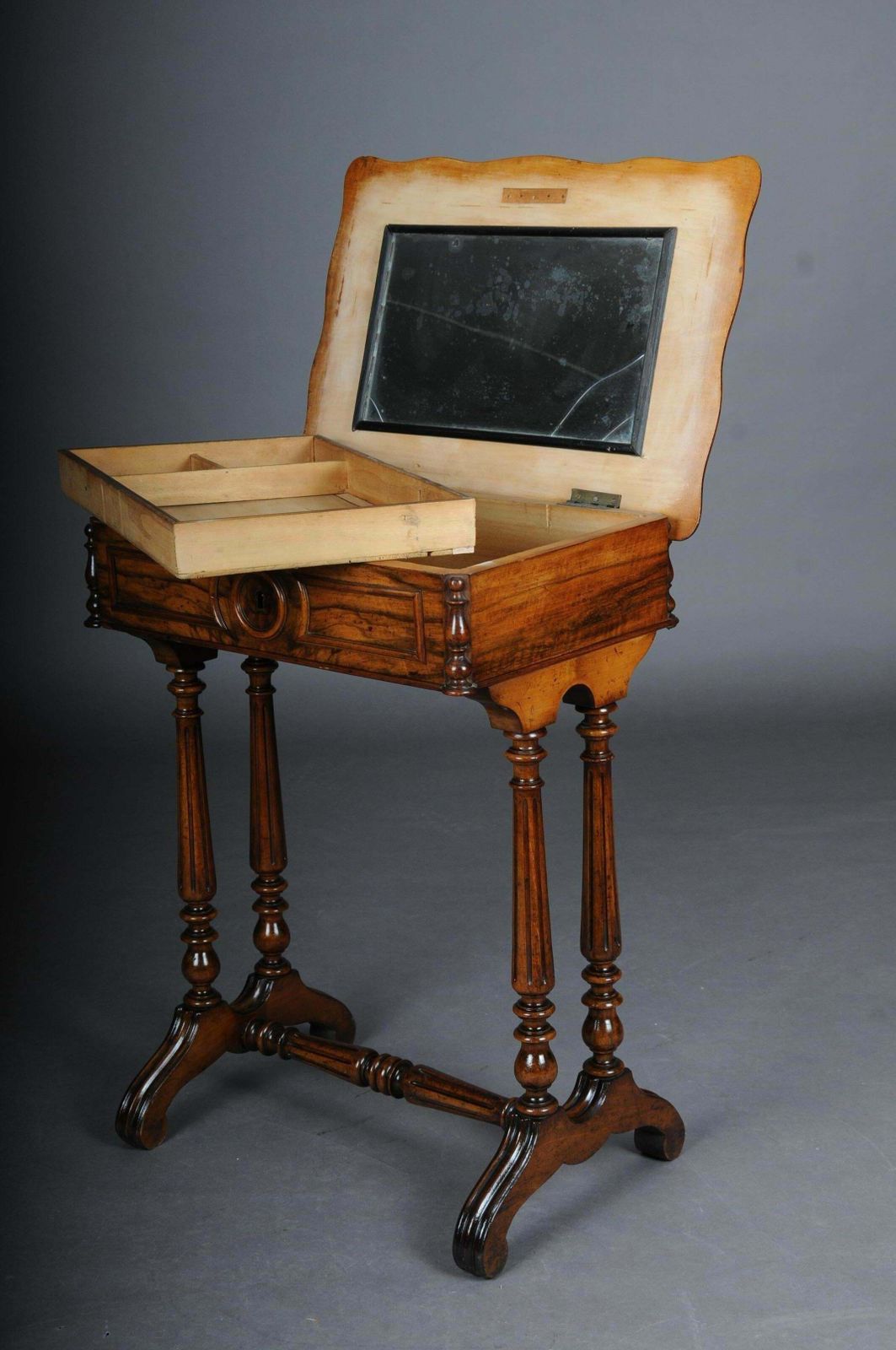 photo vinterior Fancy Biedermeier Sewing Table / Side Table Circa 1850 Walnut