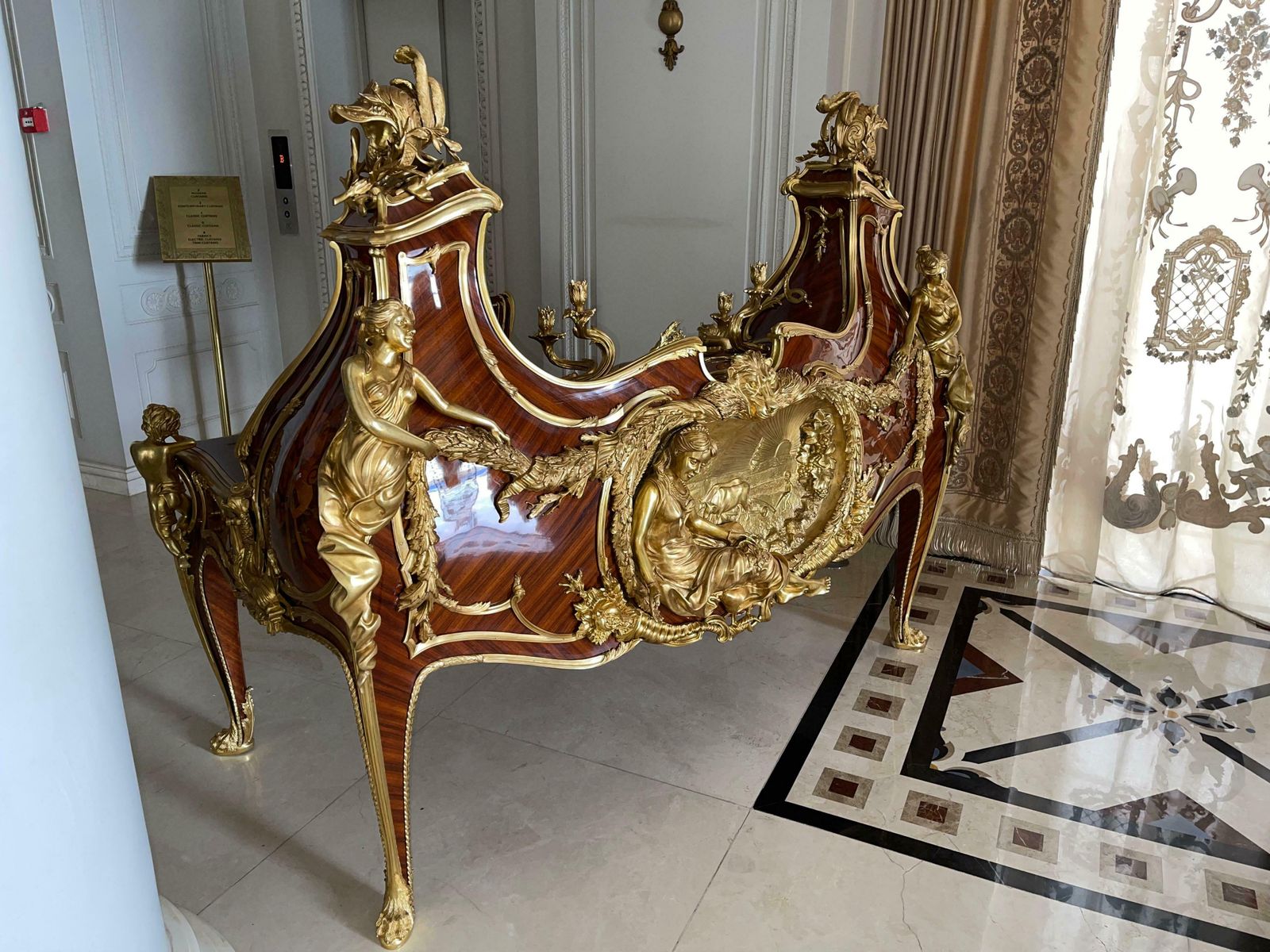 Magnificent Grand Bureau / Writing Desk Louis XV, After Francois Linke, Paris photo 160471.0
