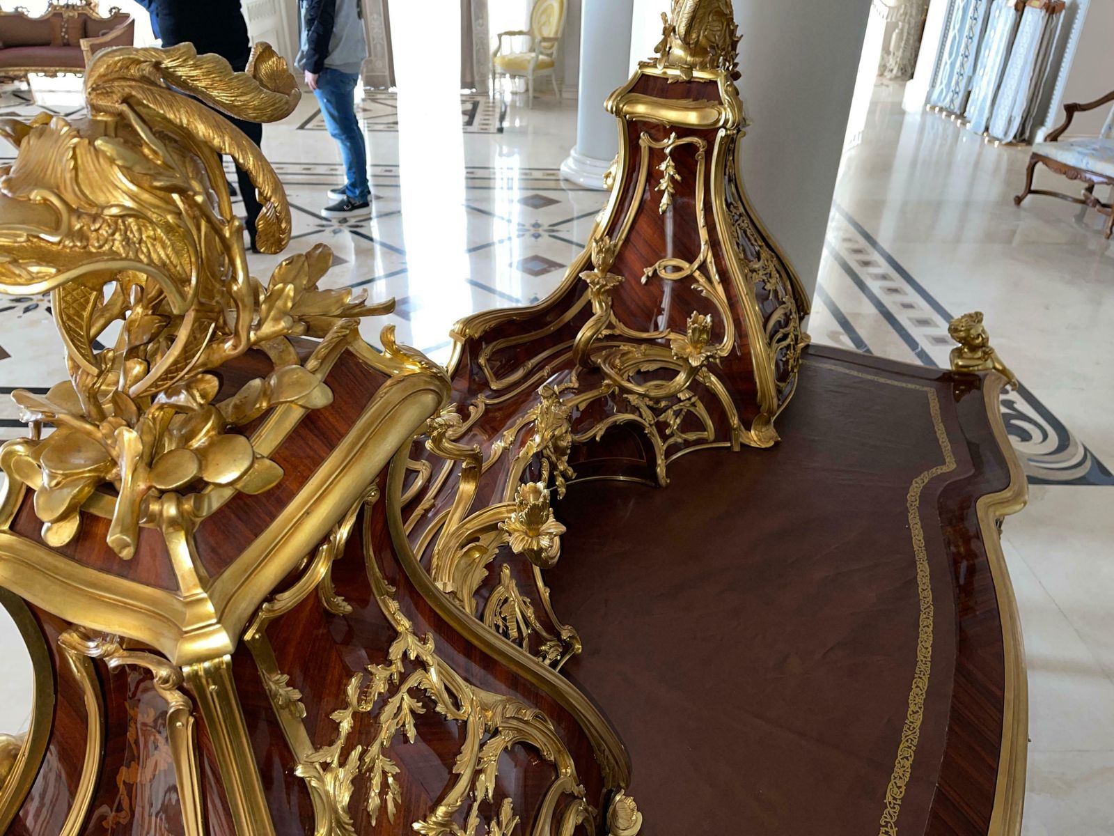 photo vinterior Magnificent Grand Bureau / Writing Desk Louis XV, After Francois Linke, Paris