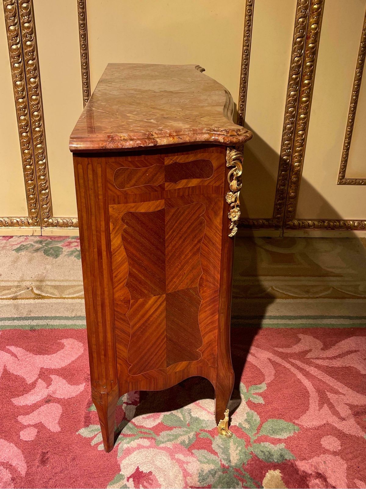 photo vinterior Unique French Chest Of Drawers In Louis XV, Paris