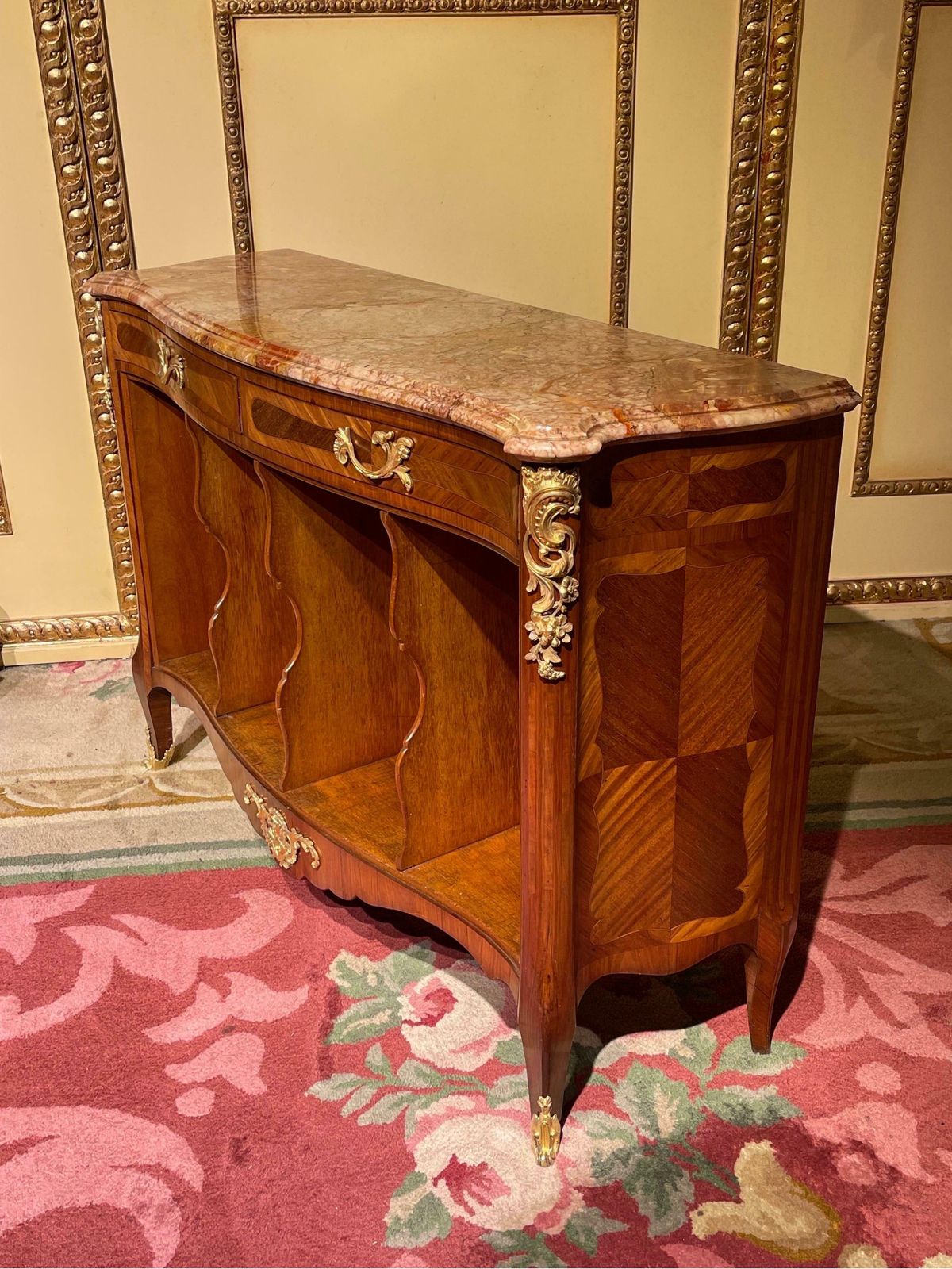 photo vintage Unique French Chest Of Drawers In Louis XV, Paris
