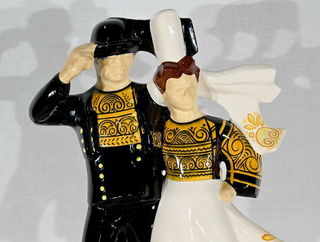 “Couple Of Bigoudens Dancers” Earthenware, By R.Micheau Vernez, Manufacture Henriot Quimper – Mid 20th Century photo 1534.7