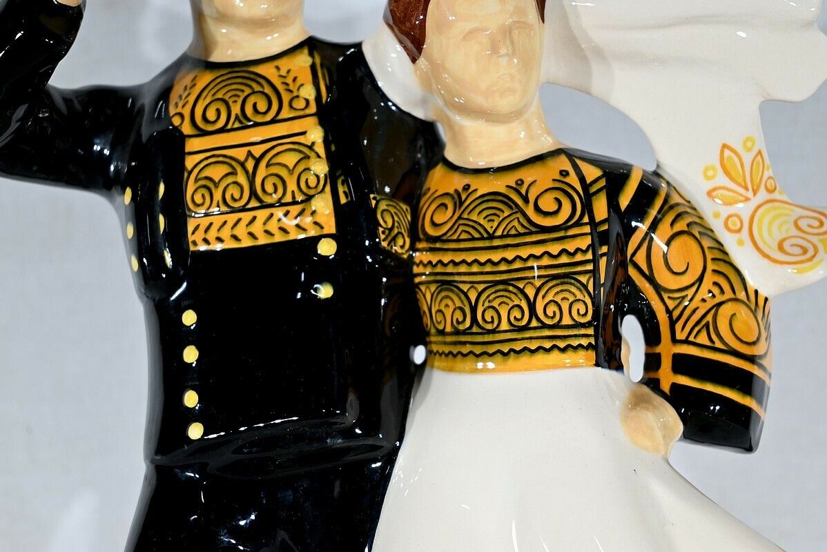 photo for sale “Couple Of Bigoudens Dancers” Earthenware, By R.Micheau Vernez, Manufacture Henriot Quimper – Mid 20th Century
