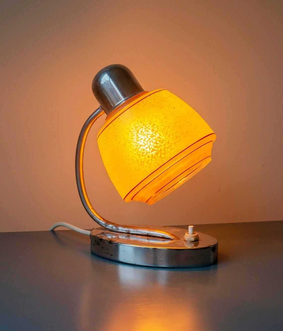 Lampe de bureau à col de cygne chromé, design années 1950, Napako, abat-jour en verre rose dépoli, lampe de bureau décorative mid-century, lampe de chevet rétro photo buy