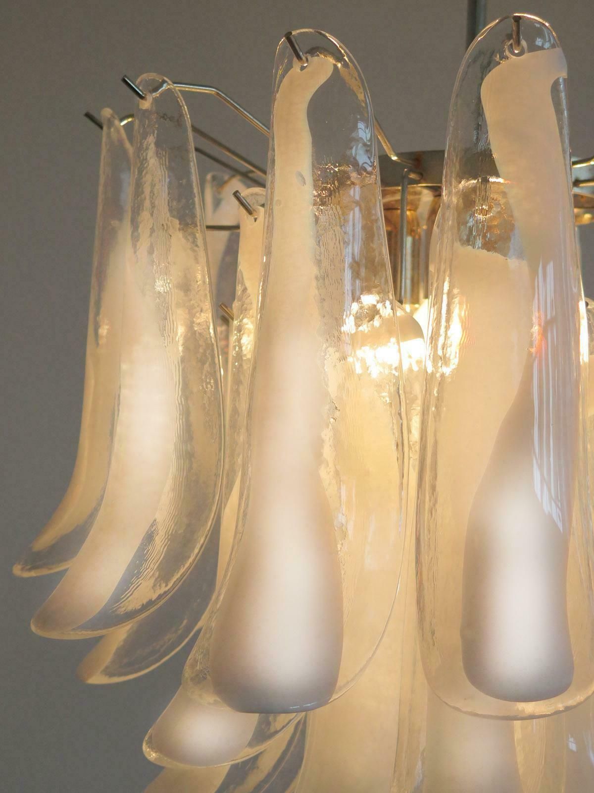 photo vintage Set Of Four Italian 41 White Petal Murano Chandeliers, Mazzega Style