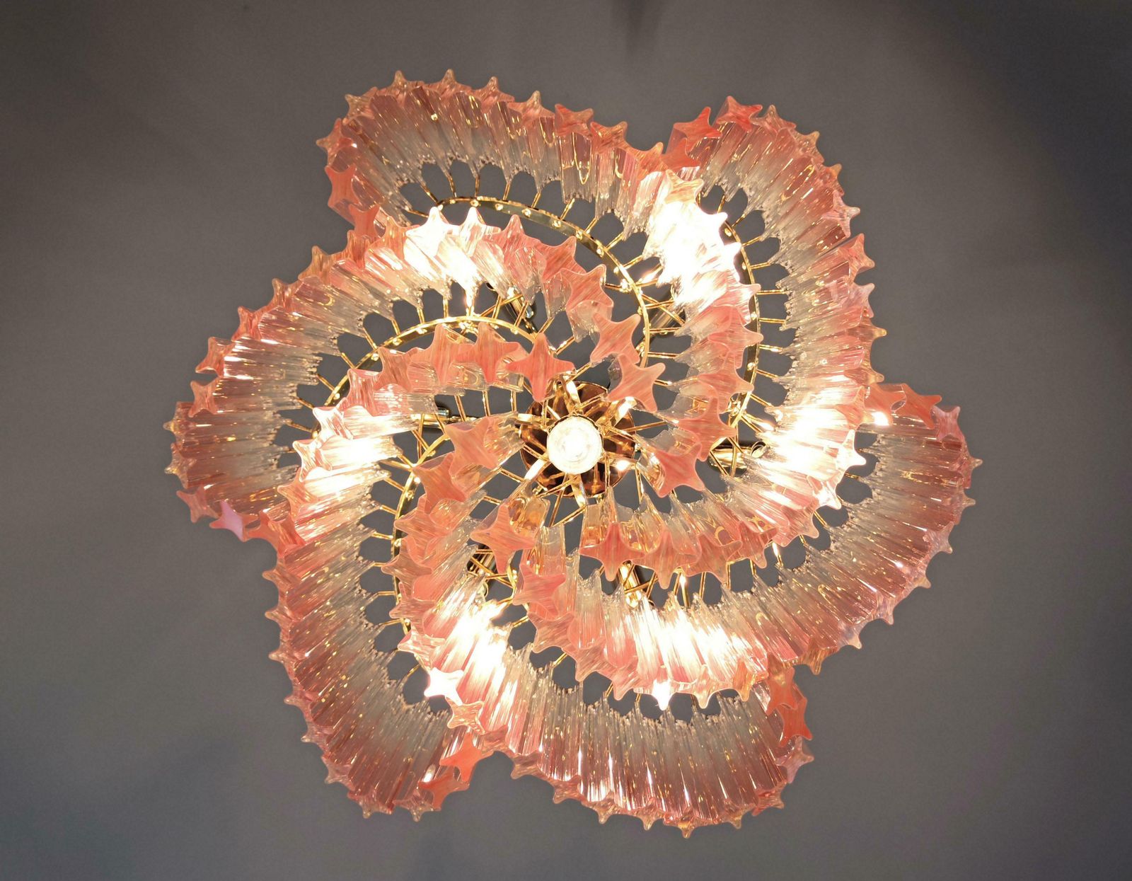 photo vinterior Elegant And Unique Modern Pink Quadriedri Murano Glass Chandelier
