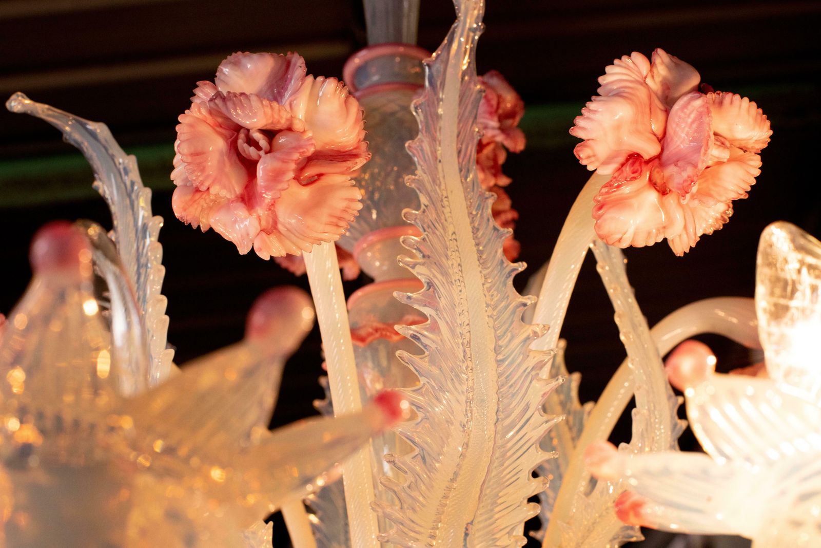 photo vinterior Stunning Light Blue And Pink Venetian Chandelier, Murano, 1950s