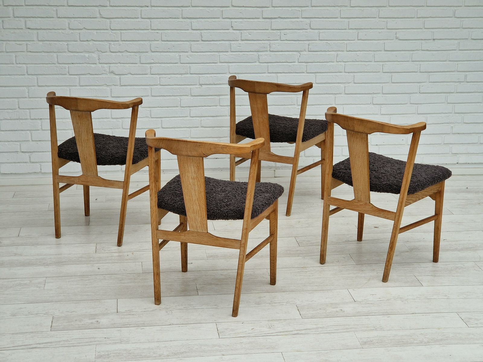 Ca. Jaren 1960, Deens Design Van Henning Kjærnulf, Set Van 4 Eetkamerstoelen, Eikenhout, Schapenvachtimitatie. photo furniture