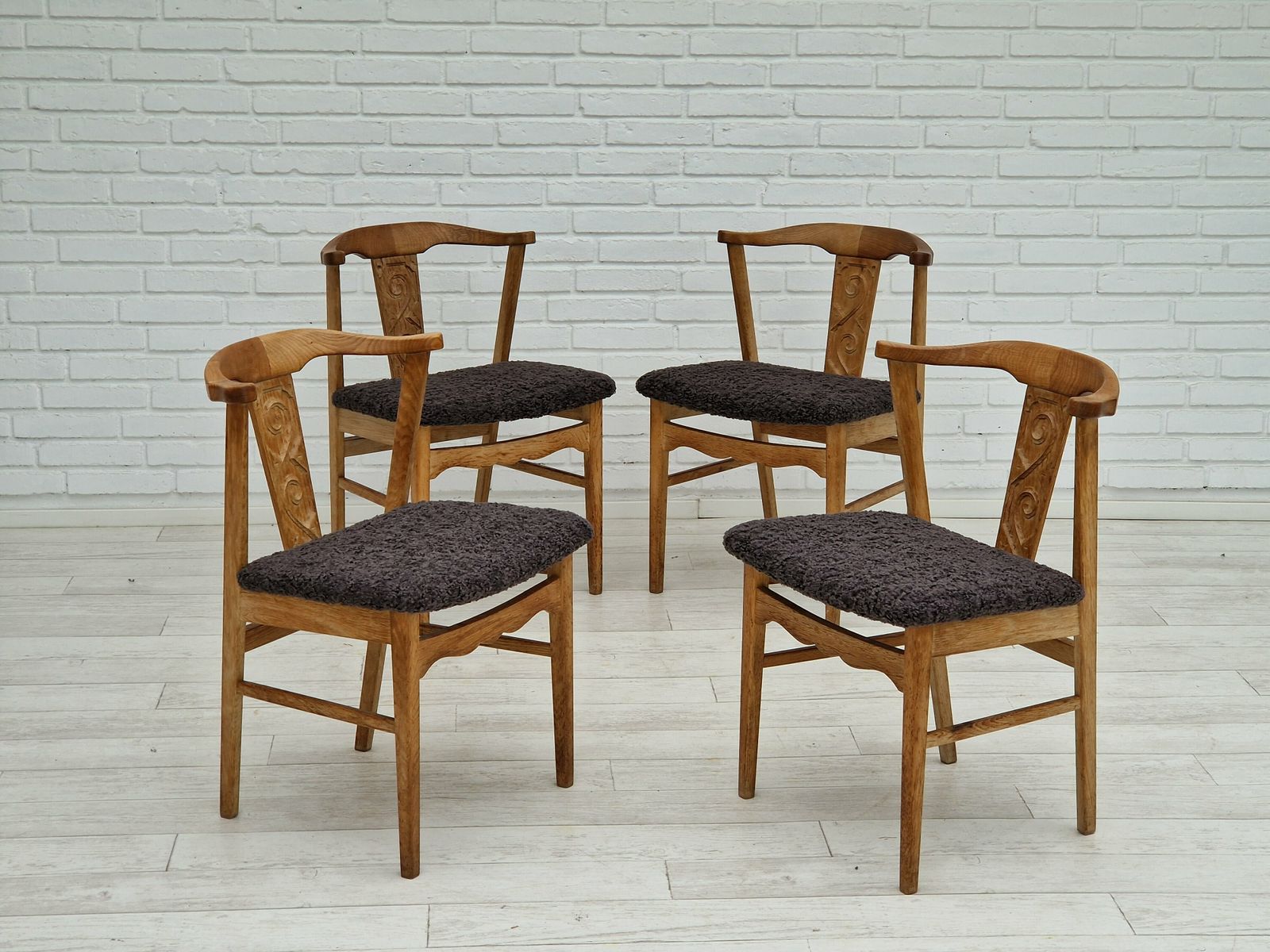 Ca. Jaren 1960, Deens Design Van Henning Kjærnulf, Set Van 4 Eetkamerstoelen, Eikenhout, Schapenvachtimitatie. photo Meubels