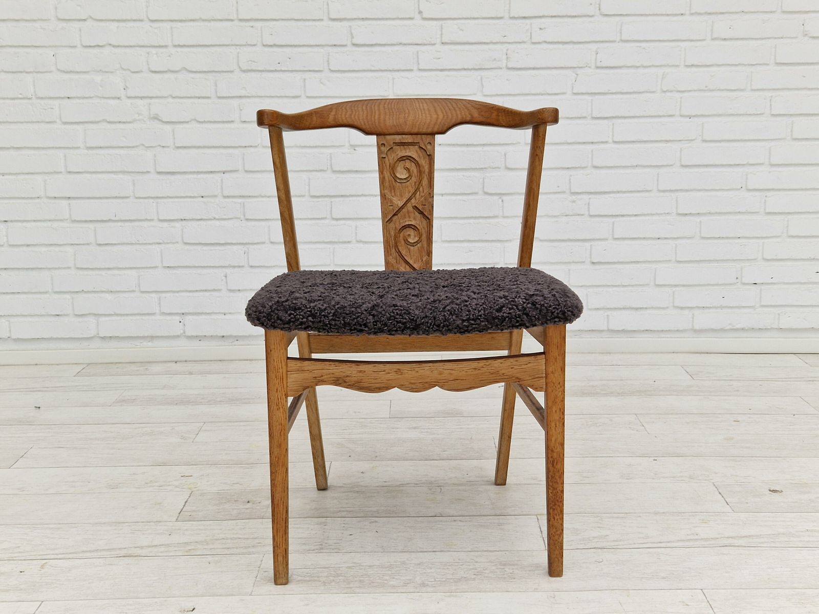 photo furniture 1960s, Danish Design By Henning Kjærnulf, Set Of 4 Dinning Chairs, Oak Wood, Sheepskin Imitation.