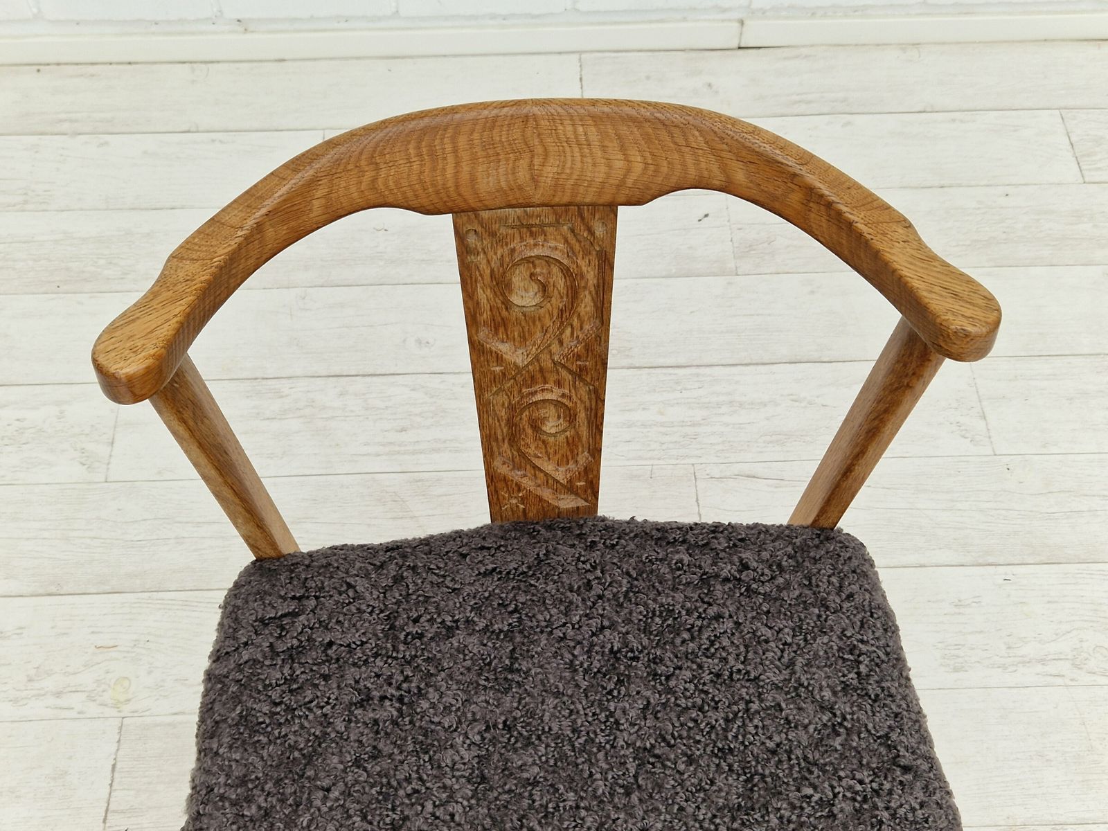 photo vinterior 1960s, Danish Design By Henning Kjærnulf, Set Of 4 Dinning Chairs, Oak Wood, Sheepskin Imitation.