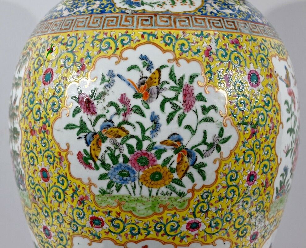 photo furniture Important Porcelain Vase, Canton   Late 19th Century