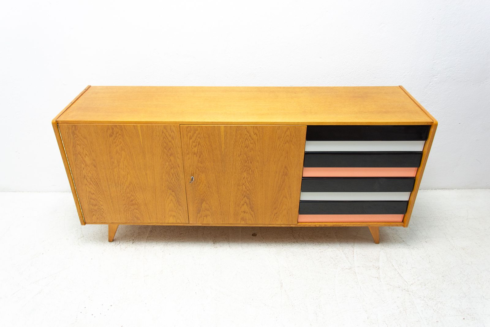 Meubels Mid Century U 460 Dressoir Van Jiří Jiroutek Voor Interiér Praha photo