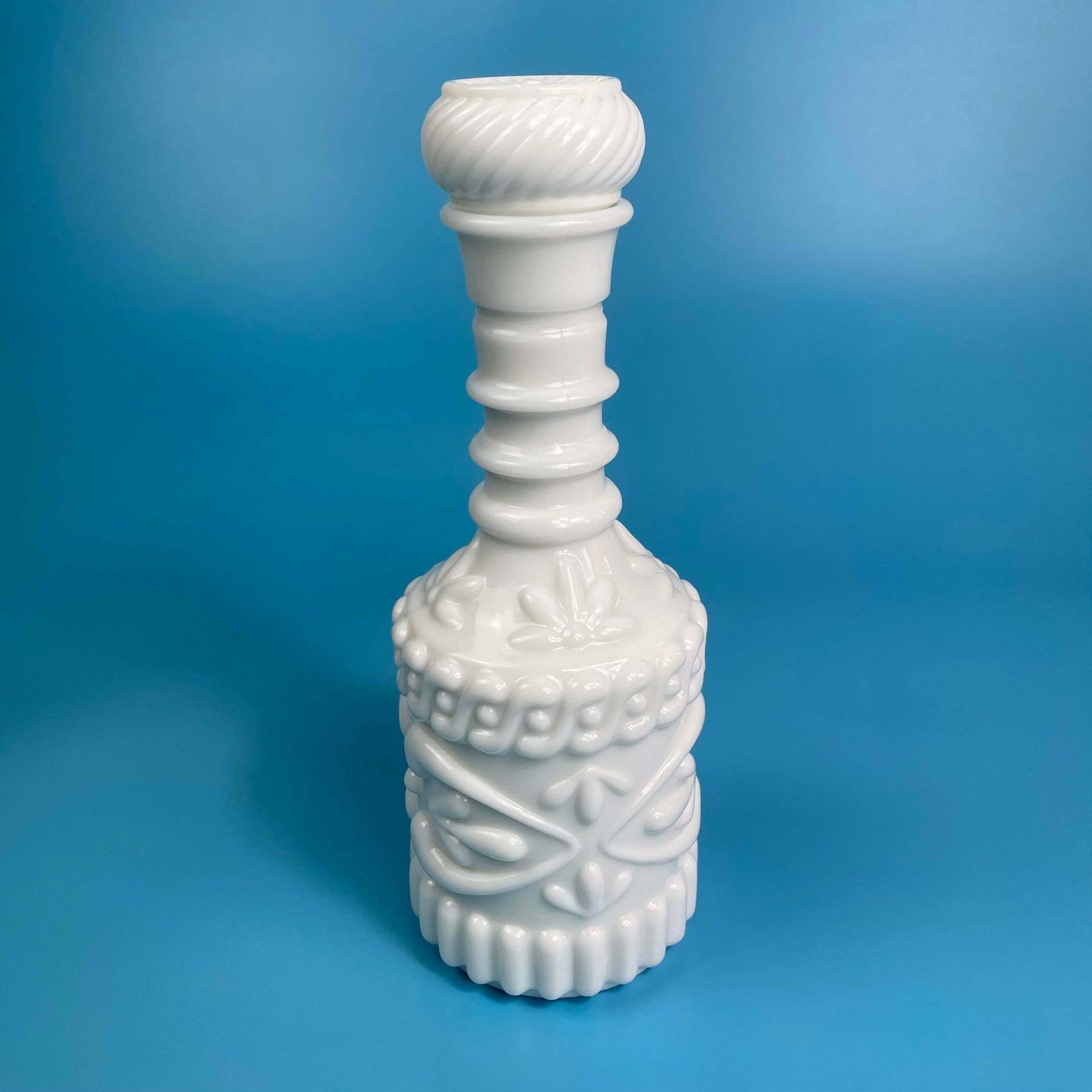Milk Glass Decanter Hollywood Regency photo vinterior