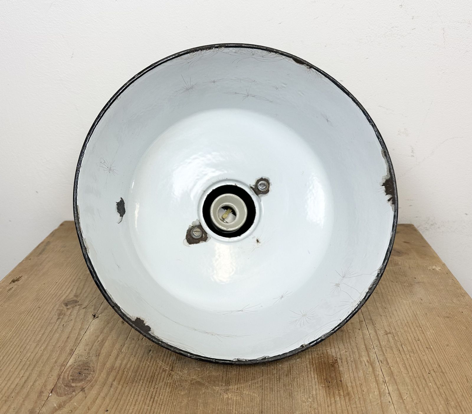 photo vinterior Industrial Green Enamel Factory Lamp With Cast Iron Top, 1960s