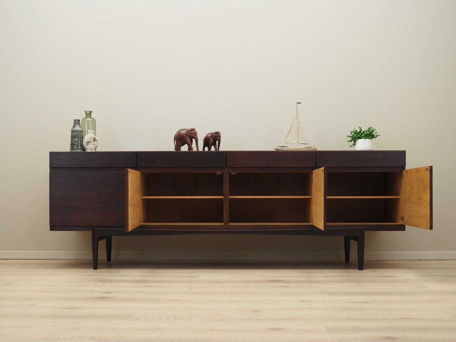 Eiken Dressoir, Deens Design, Jaren 1970, Ontwerper: Ib Kofod Larsen, Fabrikant: Faarup Møbelfabrik photo for sale