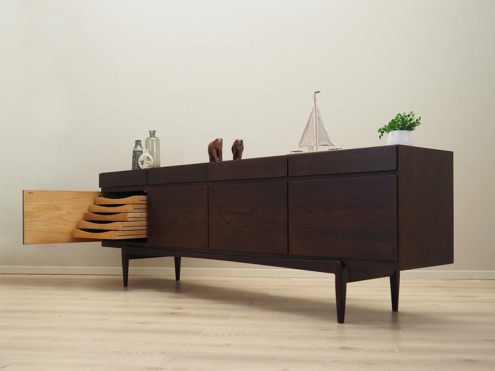 Eiken Dressoir, Deens Design, Jaren 1970, Ontwerper: Ib Kofod Larsen, Fabrikant: Faarup Møbelfabrik photo 8149.0