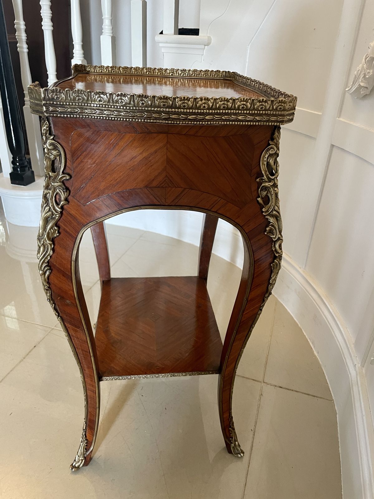 photo vinterior Fine Quality Antique Freestanding French Kingwood And Ormolu Mounted Side Table