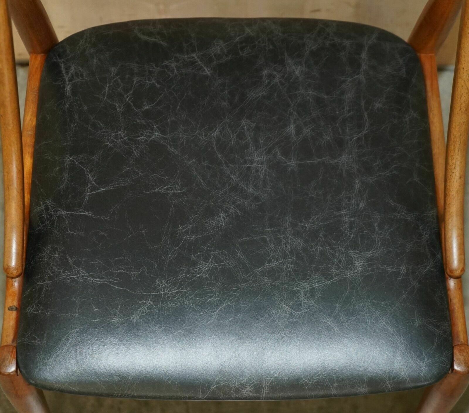 photo vinterior Six Fully Restored Johannes Andersen Model 16 Uldum Dining Chairs Black Leather