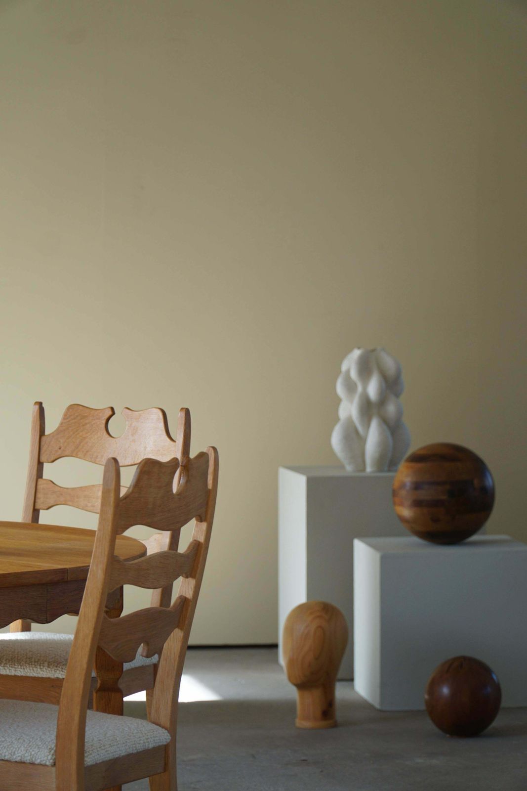 photo furniture Set Of 4 Highback "Razorblade" Chairs In Oak & Bouclé, Henning Kjærnulf, 1960s