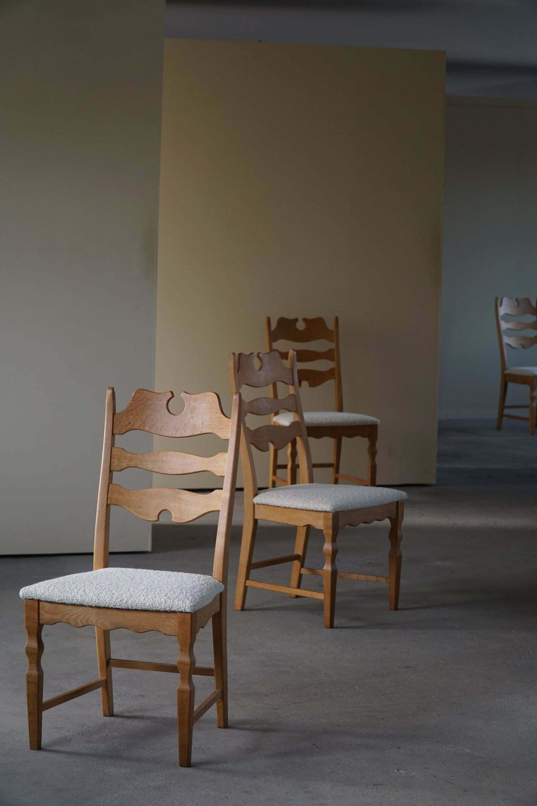 photo vinterior Set Of 4 Highback "Razorblade" Chairs In Oak & Bouclé, Henning Kjærnulf, 1960s
