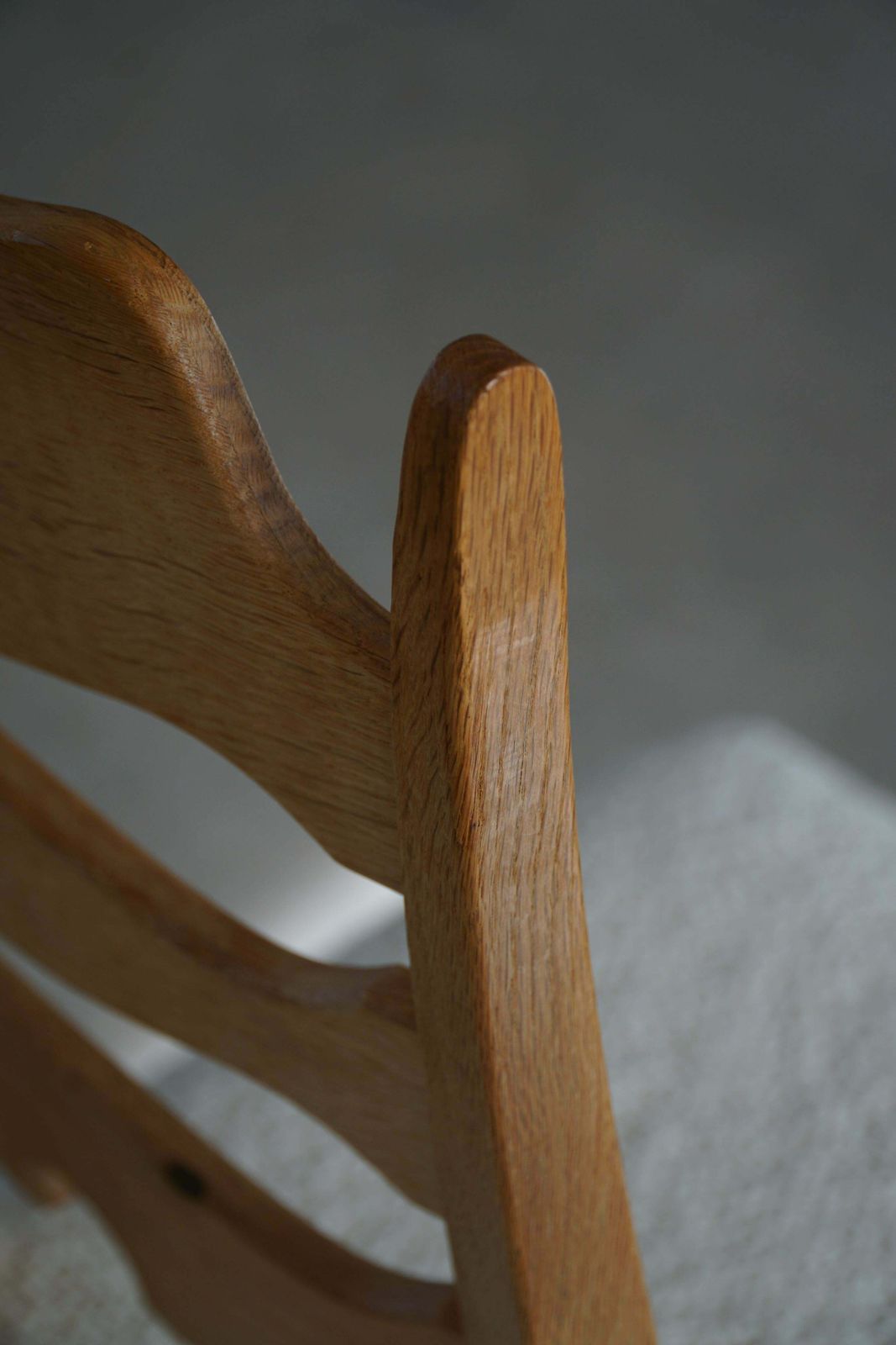 photo buy Set Of 4 Highback "Razorblade" Chairs In Oak & Bouclé, Henning Kjærnulf, 1960s