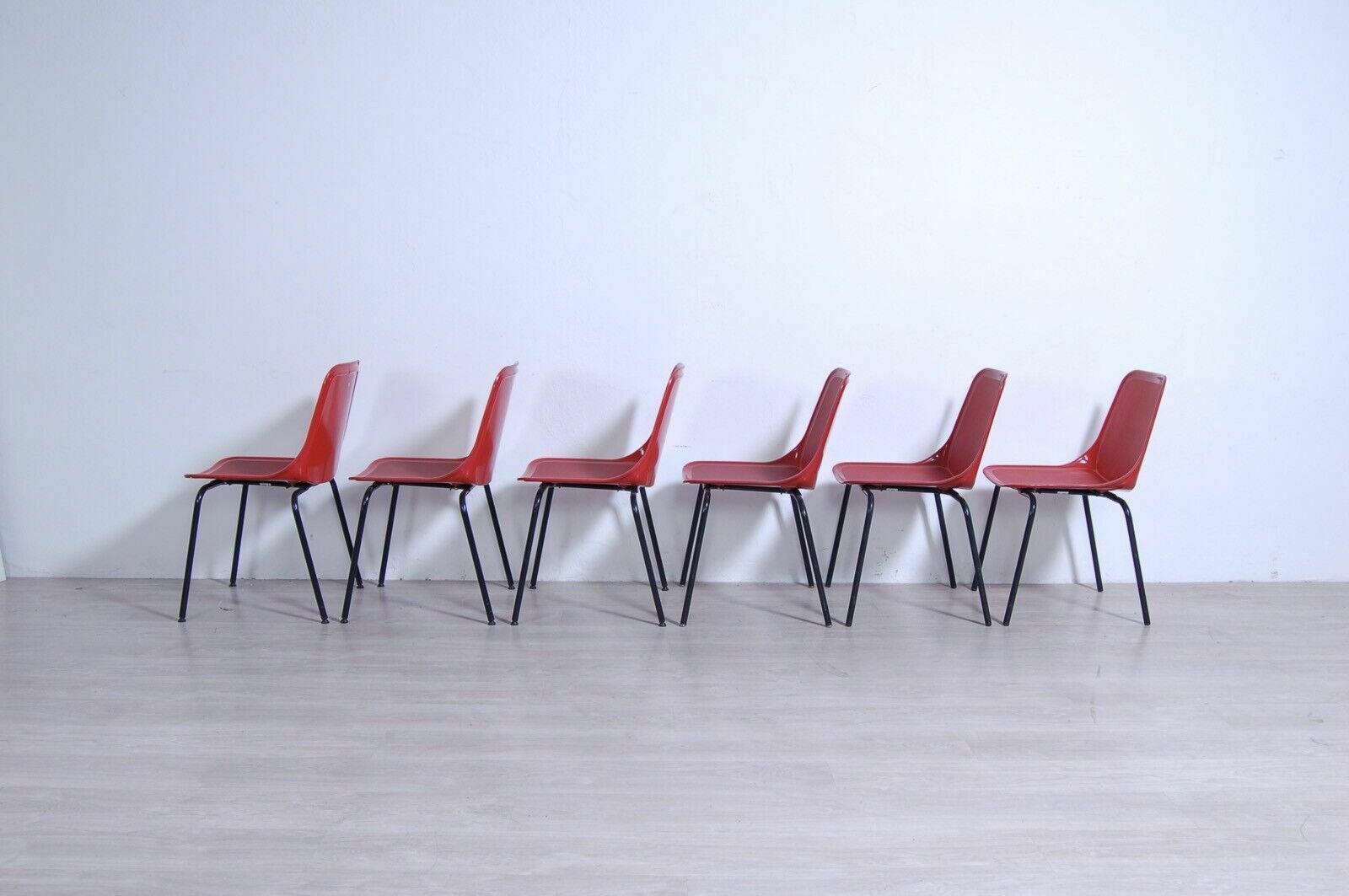 photo furniture Set Of Six Chairs Mim Roma Vintage Design Chair From The 60s In Iron With Red Plastic