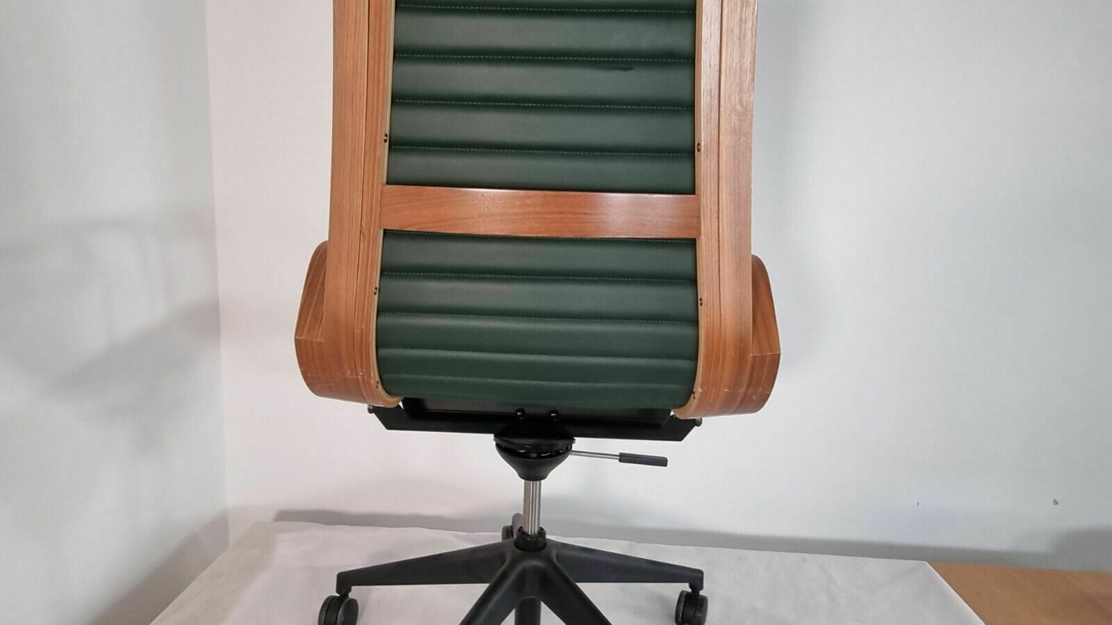 photo furniture Nein Kamper Ingmar Swivel Chair In Green Leather Excellent Condition