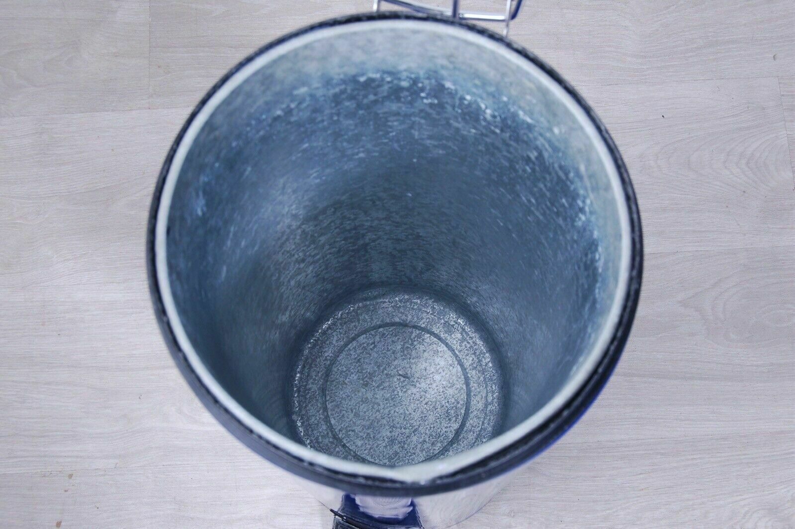 69.0 Brabantia Waste Bin Pedal Bin Steel Blue Fireproof Interior photo