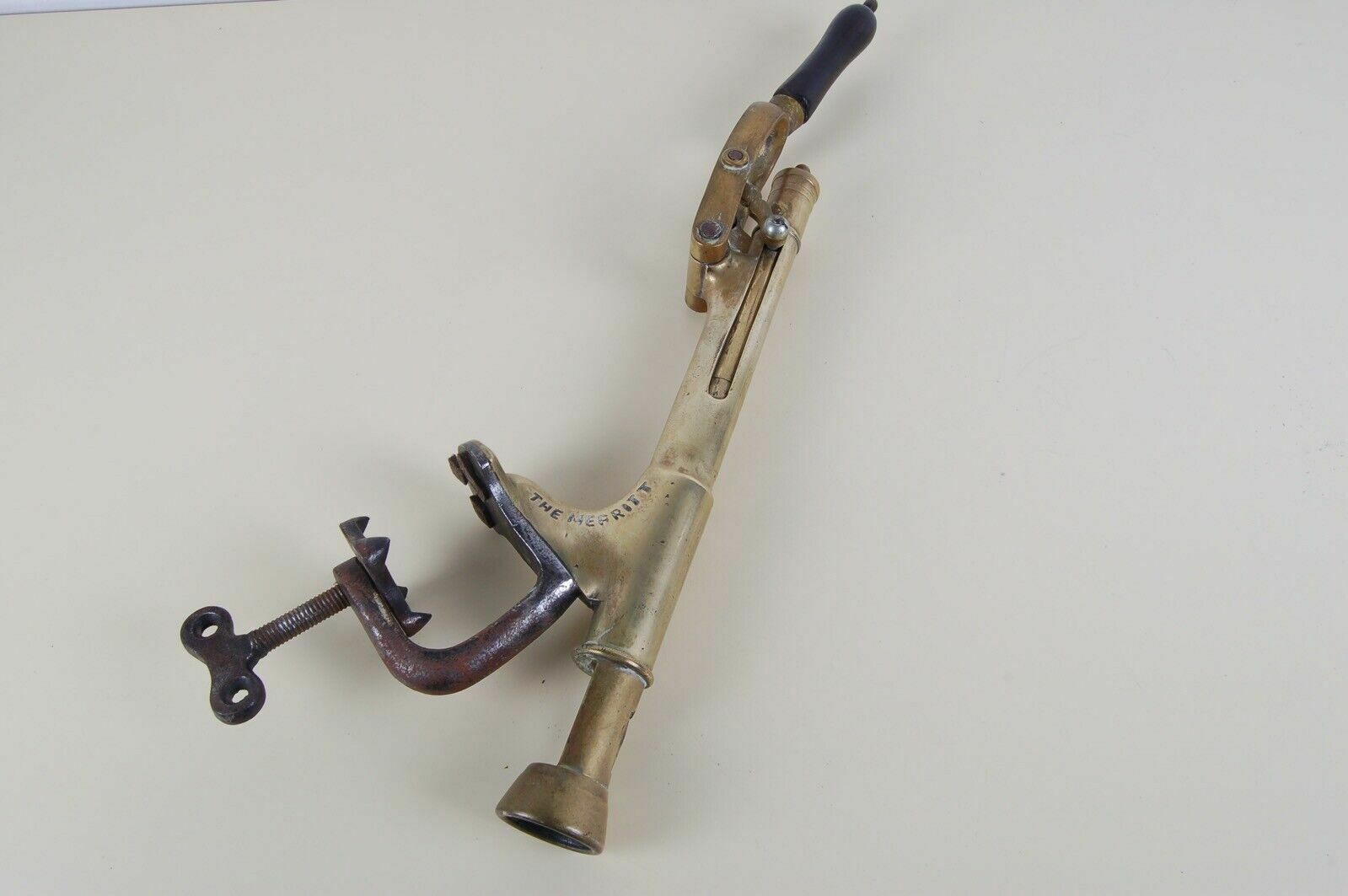photo furniture Bench Corkscrew In Brass With Iron Vice The Merritt English Lever Mid 800
