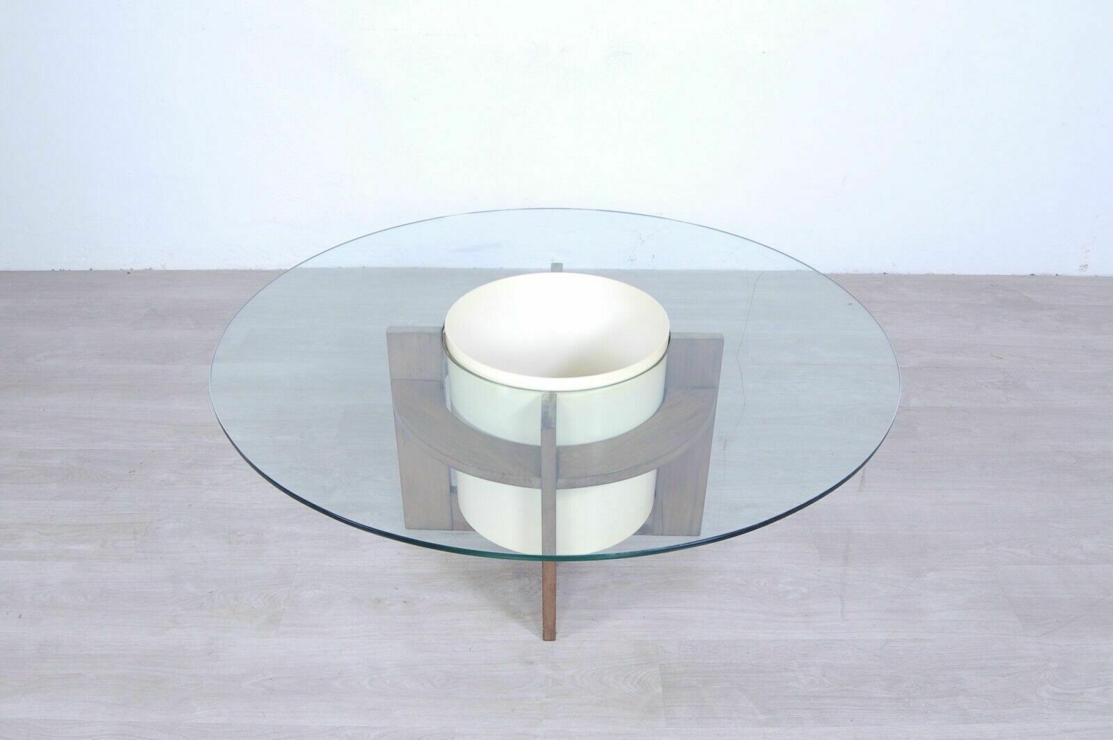 Round Coffee Table Design From The 70s With Giano Artemide Vase Holder photo 526.0