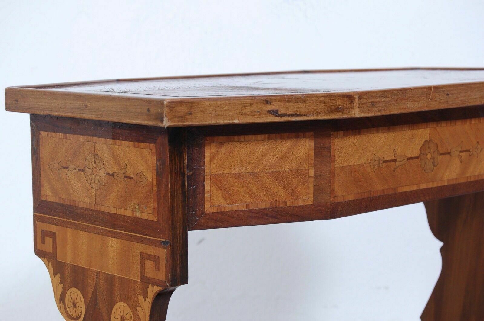 photo vinterior Antique Coffee Table From The Early 1900s. Coffee Table Inlaid With Beautiful Shapes In Briar